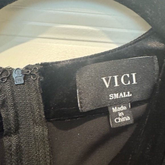 Vici Right This Way Surplice Velvet Top- BLACK size S - Picture 3 of 4